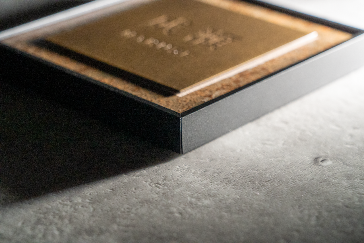 Brass frame 100×100mm(成瀬) – ミッドセンチュリー表札 MICS(ミクス)